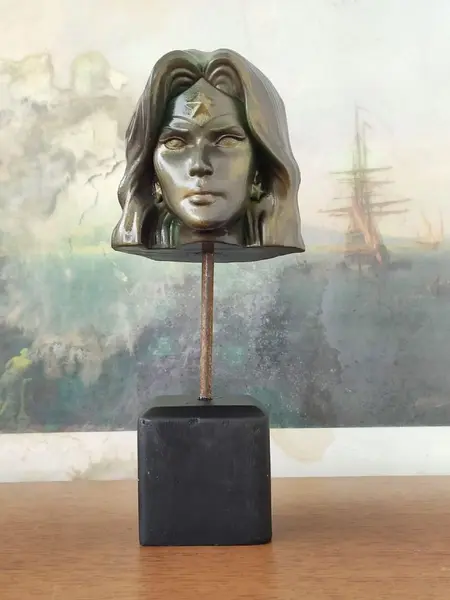 Foto de um(a) Escultura Toy Art Wonder Woman Dc Comics, da categoria de Escultura. Escultura mulher maravilha dc comics: em técnica mista com acabamento em pátina bronze oxidado e cubo de madeira ebanizada... Mostrado de uma perspectiva diferente. Vendido no marketplace Trésors.