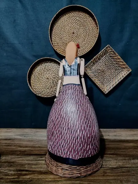 Foto de um(a) Boneca em Porongo, Arte Nordeste Brasileiro, Década de 1990, da categoria de Bonecas. Boneca feita com porongo e madeira, braços articulados e acabamento da saia é vime. Década de 1990, artesanato do nordeste... Mostrado de uma perspectiva diferente. Vendido no marketplace Trésors.