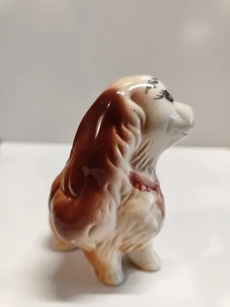 Foto de um(a) Mini Cocker Spaniel em Cerâmica, Década de 1940, da categoria de Modelos e estatuetas. Cachorra em cerâmica na cor caramelo da raça cocker spaniel. Sem marca do fabricante, década de 1940. A: 8,5 cm L: 9 cm P:... Mostrado de uma perspectiva diferente. Vendido no marketplace Trésors.
