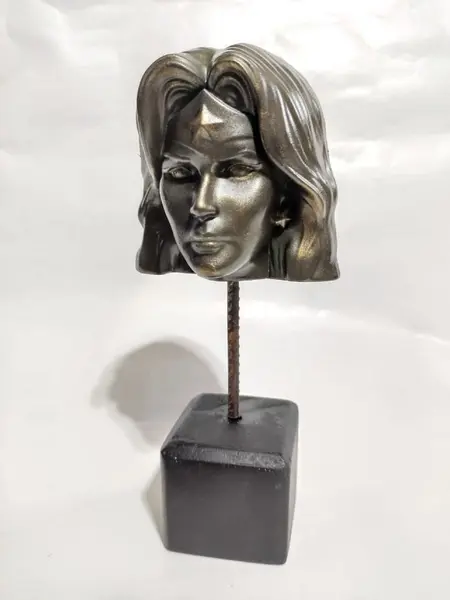Foto de um(a) Escultura Wonder Woman Dc Comics, da categoria de Escultura. Escultura mulher maravilha dc comics: em técnica mista com acabamento em pátina bronze oxidado e cubo de madeira ebanizada... Mostrado de uma perspectiva diferente. Vendido no marketplace Trésors.