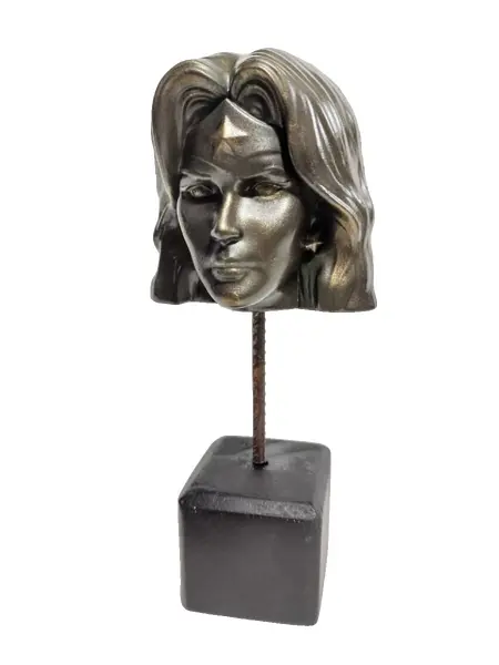 Foto de um(a) Escultura Wonder Woman Dc Comics, da categoria de Escultura. Escultura mulher maravilha dc comics: em técnica mista com acabamento em pátina bronze oxidado e cubo de madeira ebanizada... Vendido no marketplace Trésors.