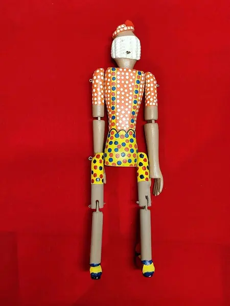 Foto de um(a) Palhaço Articulado em Madeira Policromada, Arte Nordestina, Década de 1980, da categoria de Modelos e estatuetas. Palhaço articulado em madeira policromada com suporte e gancho para pendurar, década de 1980 arte nordestinada reconhecida... Mostrado de uma perspectiva diferente. Vendido no marketplace Trésors.