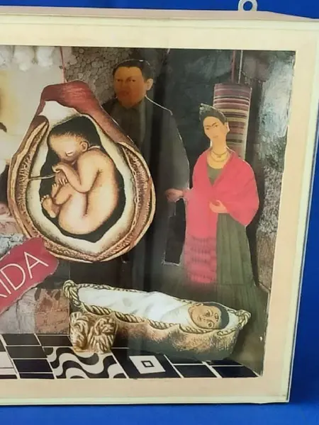 Foto de um(a) Diorama Frida Khalo, da categoria de Outros objetos decorativos. Diorama frida: a vida de frida khalo retratada pelo olhar do designer marcelus ribas, peça única. Caixas em mdp com vidro... Mostrado de uma perspectiva diferente. Vendido no marketplace Trésors.