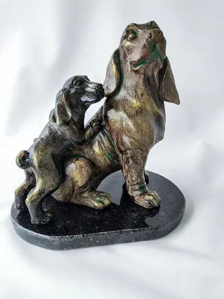 Foto de um(a) Escultura Mamãe e Filhote Basset, da categoria de Escultura. Escultura mamãe basset com filhote, em poli resina italina com pátina bronze oxidada, base em granito preto polido com... Mostrado de uma perspectiva diferente. Vendido no marketplace Trésors.