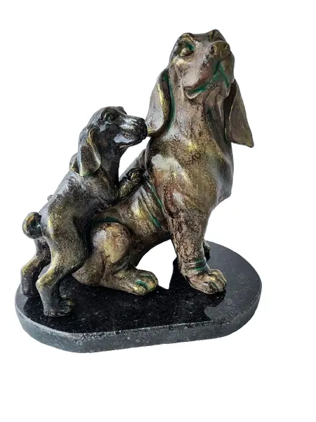 Foto de um(a) Escultura Mamãe e Filhote Basset, da categoria de Escultura. Escultura mamãe basset com filhote, em poli resina italina com pátina bronze oxidada, base em granito preto polido com... Vendido no marketplace Trésors.