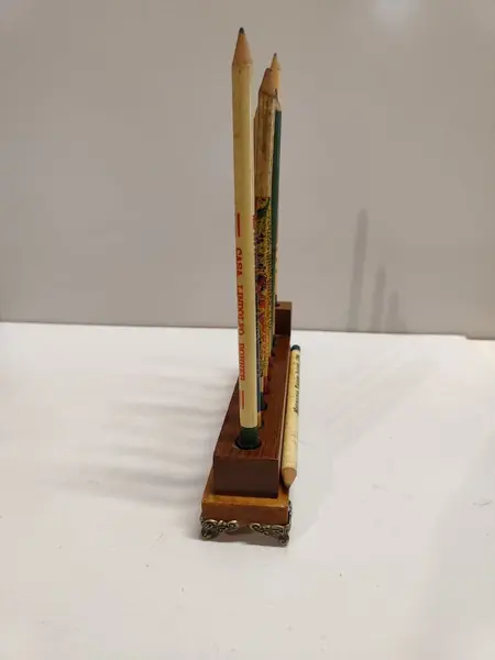 Foto de um(a) Coleção 10 Lápis da Década de 1960 com Suporte em Madeira, da categoria de Outros colecionáveis. Coleção de dez lápis década de 1960 com suporte em madeira. A: 6,5 cm L: 19 cm P: 4 cm peso: 189 g. Mostrado de uma perspectiva diferente. Vendido no marketplace Trésors.