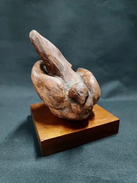 Foto de um(a) Escultura Pombo em Terracota e Madeira, Década de 1980, da categoria de Escultura. Escultura de um pombo em terracota com pátina envelhecida e base em madeira de cedro. Peça única, assinada mas ilegível,... Mostrado de uma perspectiva diferente. Vendido no marketplace Trésors.