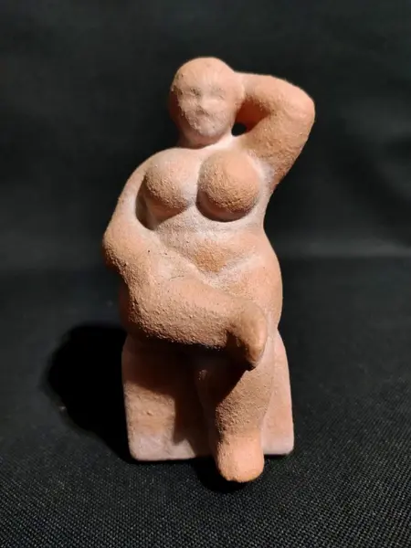 Foto de um(a) Escultura Terracota, da categoria de Escultura. Escultura feminina em terracota cor natural. Autor: marcelus ribas A: 12 cm L: 7 cm P: 8 cm Peso: 430 g. Mostrado de uma perspectiva diferente. Vendido no marketplace Trésors.