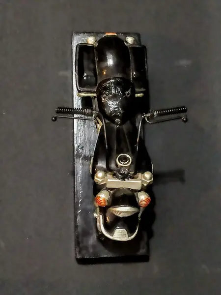 Foto de um(a) Moto Escultura 90'S, da categoria de Modelos e estatuetas. Escultua de motocicleta em resina com base em madeira ebanizada, década de 1990 A: 12 cm L: 19 cm P: 6 cm Base: 22 x 7 cm... Mostrado de uma perspectiva diferente. Vendido no marketplace Trésors.