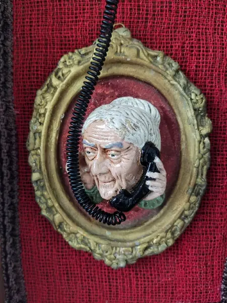 Foto de um(a) Casal de Avós Anos 60, da categoria de Outros objetos decorativos. O casal de avós ao telefone em gesso policromada era muito comum nos anos 1960. Hoje preservados em uma caixa de madeira com... Mostrado de uma perspectiva diferente. Vendido no marketplace Trésors.