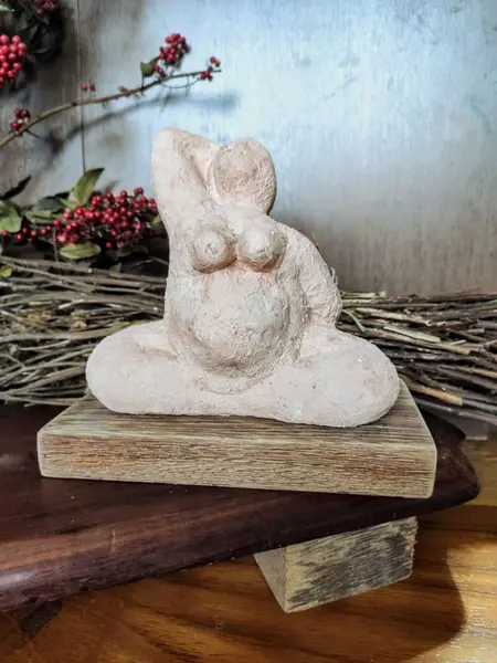 Foto de um(a) Escultura Mulher Grávida Cerâmica e Terracota, da categoria de Escultura. Ecultura em cerâmica com pátina terracota e base em madeira de demolição peça única pelo designer marcelus ribas A: 15,5 cm... Mostrado de uma perspectiva diferente. Vendido no marketplace Trésors.