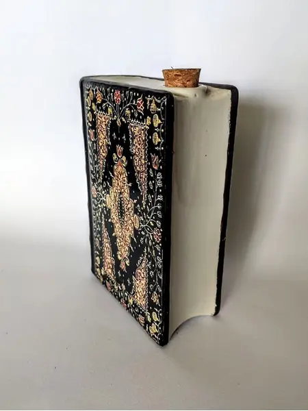 Foto de um(a) Livro Decorativo em Porcelana Anos 60, da categoria de Objetos decorativos. Livro fake em porcelana policromada para bebidas com tampa de rolha, capa e contra capa trabalhada, década de 1960. A: 17 cm... Mostrado de uma perspectiva diferente. Vendido no marketplace Trésors.