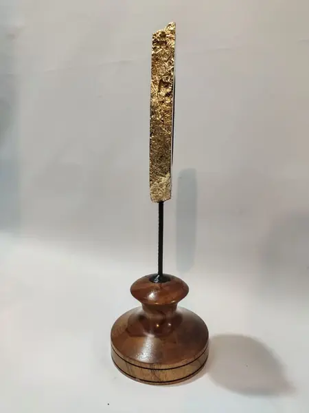 Foto de um(a) Escultura Ágata e Folha de Ouro, da categoria de Escultura. Escultura em ágata marrom com folheação em ouro, haste em ferro e base torneada em madeira, ano 2022 pega única pelo... Mostrado de uma perspectiva diferente. Vendido no marketplace Trésors.