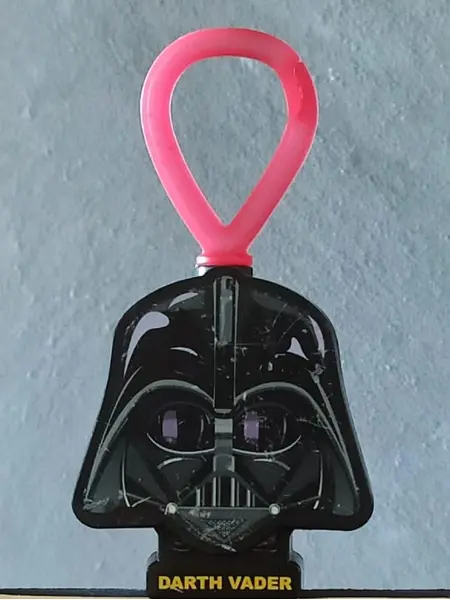 Foto de um(a) Coleção Star Wars - Mc Donald's, da categoria de Memorabilia de mídia e entretenimento. Coletânea de colecionáveis star wars - mcdonald's, de 2019, made in china A: 12.5cm L: 5cm aproximadamente. Mostrado de uma perspectiva diferente. Vendido no marketplace Trésors.