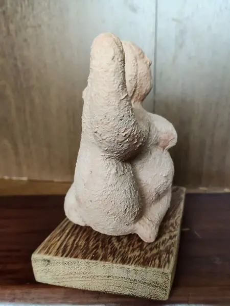 Foto de um(a) Escultura Cerâmica e Terracota Mr, da categoria de Escultura. Escultura em cerâmica com pátina terracota e base em madeira de demolição. Peça única pelo designer marcelus ribas A: 16,5... Mostrado de uma perspectiva diferente. Vendido no marketplace Trésors.