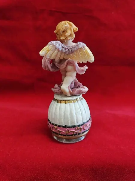 Foto de um(a) Sineta Sino de Mesa Anjo em Resina Italiana e Latão, Década de 1980, da categoria de Outros colecionáveis. Sineta de mesa em resina italiana policromada tendo um anjo como haste e com sino em latão cromado embutido, década de 1980.... Mostrado de uma perspectiva diferente. Vendido no marketplace Trésors.