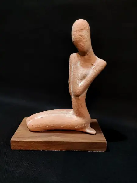Foto de um(a) Escultura Terracota Provençal, da categoria de Escultura. Escultura feminina em técnica mista com pátina terracota provençal e base em madeira natural. Autor: marcelus ribas, peça... Mostrado de uma perspectiva diferente. Vendido no marketplace Trésors.