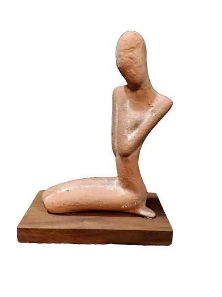 Foto de um(a) Escultura Terracota Provençal, da categoria de Escultura. Escultura feminina em técnica mista com pátina terracota provençal e base em madeira natural. Autor: marcelus ribas, peça... Vendido no marketplace Trésors.