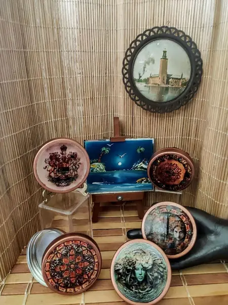 Foto de um(a) Latinhas Metal, da categoria de Organizadores. Porta trecos em metal com imagens clássicas e únicas que farão toda a diferença, estejam onde estiverem. Peças únicas pelo... Mostrado de uma perspectiva diferente. Vendido no marketplace Trésors.