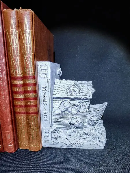 Foto de um(a) Par de Porta Livros Arca de Noé, Década de 2000, da categoria de Apoio para livros. Par de porta livros arca de noé, em resina com pátina provençal, década de 2000 peça única pelo designer marcelus ribas. A:... Mostrado de uma perspectiva diferente. Vendido no marketplace Trésors.