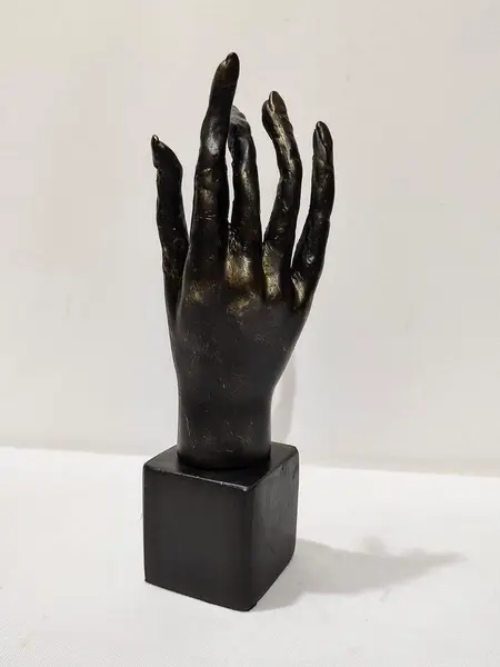 Foto de um(a) Escultura Mão em Resina, Ano 2020, da categoria de Escultura. Escultura de mão em resina com pátina bronze oxidado, base em cubo de madeira ebanizada. Peça única pelo designer marcelus... Mostrado de uma perspectiva diferente. Vendido no marketplace Trésors.