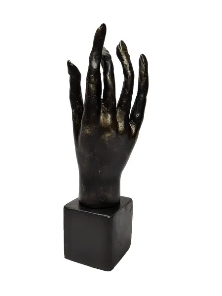 Foto de um(a) Escultura Mão em Resina, Ano 2020, da categoria de Escultura. Escultura de mão em resina com pátina bronze oxidado, base em cubo de madeira ebanizada. Peça única pelo designer marcelus... Vendido no marketplace Trésors.