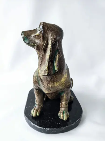 Foto de um(a) Escultura Mamãe e Filhote Basset, da categoria de Escultura. Escultura mamãe basset com filhote, em poli resina italina com pátina bronze oxidada, base em granito preto polido com... Mostrado de uma perspectiva diferente. Vendido no marketplace Trésors.