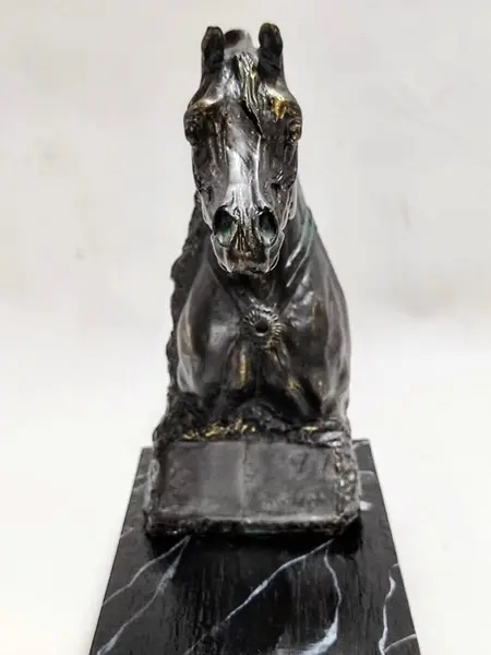 Foto de um(a) Escultura Equina Garanhão em Resina Italiana, Anos 2000, da categoria de Escultura. Escultura equina de garanhão premiado em resina italiana com acabamento em pátina bronze oxidado e base em madeira... Mostrado de uma perspectiva diferente. Vendido no marketplace Trésors.