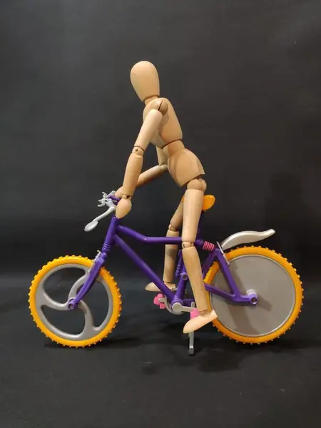 Foto de um(a) Mini Bicicleta Barbie Anos 90, da categoria de Móveis e miniaturas para bonecas. Miniatura de bicicleta em plástico com pneus em borracha amarela com garradeiras. Sem marca do fabricante, década de 1990,... Mostrado de uma perspectiva diferente. Vendido no marketplace Trésors.