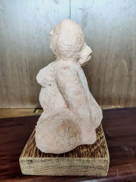 Foto de um(a) Escultura Cerâmica e Terracota Mr, da categoria de Escultura. Escultura em cerâmica com pátina terracota e base em madeira de demolição. Peça única pelo designer marcelus ribas A: 16,5... Mostrado de uma perspectiva diferente. Vendido no marketplace Trésors.