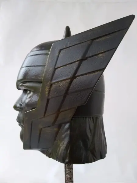Foto de um(a) Escultura Thor Marvel Comics Universe, da categoria de Escultura. Escultura marvel thor: técnica mista com pátina bronze oxidado e base em madeira ebanizada. Peça única pelo designer... Mostrado de uma perspectiva diferente. Vendido no marketplace Trésors.