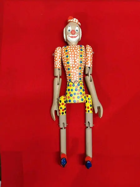 Foto de um(a) Palhaço Articulado em Madeira Policromada, Arte Nordestina, Década de 1980, da categoria de Modelos e estatuetas. Palhaço articulado em madeira policromada com suporte e gancho para pendurar, década de 1980 arte nordestinada reconhecida... Mostrado de uma perspectiva diferente. Vendido no marketplace Trésors.