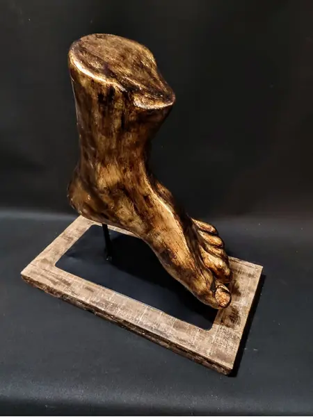 Foto de um(a) Fragmento Escultura Pé Masculino, Peça Única, da categoria de Escultura. Fragmento de uma escultura de pé masculino em cimento com folheação em ouro e envelhecido. Base em ferro ebanizado e madeira... Mostrado de uma perspectiva diferente. Vendido no marketplace Trésors.