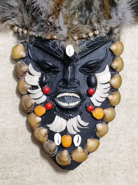 Foto de um(a) Mascara de Parede em Madeira com Decoração, Década de 2000, da categoria de Objetos de parede esculturais. Mascara de parede em madeira com decoração em conchas, dentes de peixe, sementes e cocar com penas. Década de 2000 A: 57cm... Mostrado de uma perspectiva diferente. Vendido no marketplace Trésors.