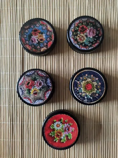 Foto de um(a) Combo Latinhas Metal, da categoria de Organizadores. Porta trecos em metal com imagens clássicas e únicas que farão toda a diferença, estejam onde estiverem. Peças únicas pelo... Mostrado de uma perspectiva diferente. Vendido no marketplace Trésors.