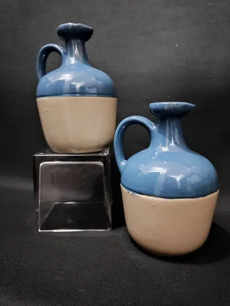 Foto de um(a) Garrafas em Cerâmica Esmaltada Polska, da categoria de Garrafas, potes e jarros. Garrafas em cerâmica esmaltada capacidade de 1l. Decorativas e reutilizáveis. A: 19 cm / Diâmetro: 12 cm Peso: 836 g e 790 g. Mostrado de uma perspectiva diferente. Vendido no marketplace Trésors.