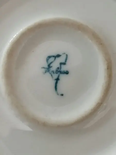Foto de um(a) Objetos de Toucador em Porcelana Porbras, Década de 1960, da categoria de Outros colecionáveis. Objetos de toucador composto por porta jóias, saboneteira, porta algodão e um frasco de água de colônia. Em porcelana branca... Mostrado de uma perspectiva diferente. Vendido no marketplace Trésors.