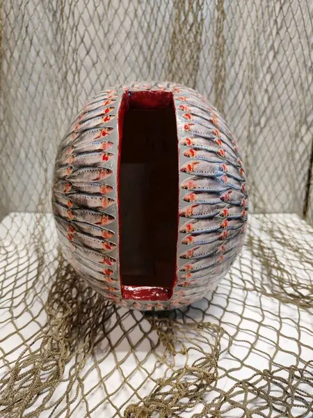 Foto de um(a) Vaso em Cerâmica Sardinhas, Peça Única, da categoria de Vasos. Vaso de cerâmica com decupage de sardinhas e acabamento vitrificado. Peça única pelo designer marcelus ribas. Diâmetro: 18... Mostrado de uma perspectiva diferente. Vendido no marketplace Trésors.