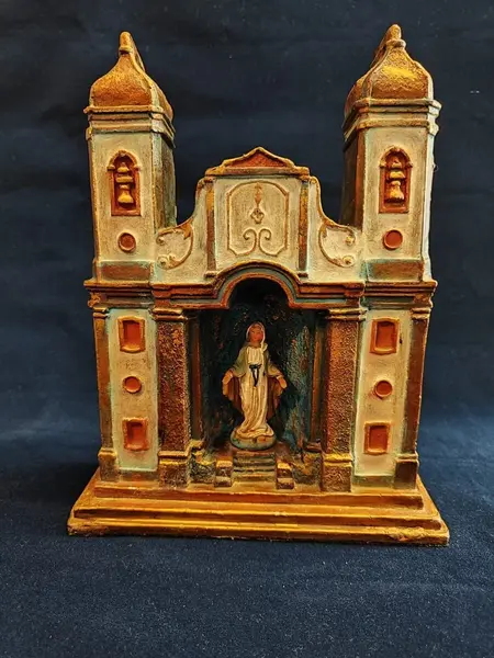 Foto de um(a) Oratório de Mesa Nossa Senhora Das Graças, Minas Gerais, Década de 1990, da categoria de Objetos religiosos e espirituais. Oratório de mesa em gesso policromado e com imagem da n. S. Das graças em resina policromada. Fachada de uma igreja barroca... Mostrado de uma perspectiva diferente. Vendido no marketplace Trésors.