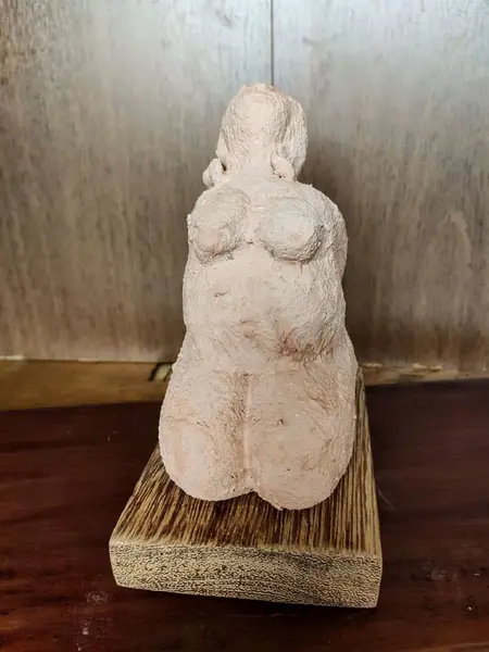 Foto de um(a) Escultura Cerâmica e Terracota Mr, da categoria de Escultura. Escultura em cerâmica com pátina em terracota e base em madeira de demolição. Peça única pelo designer marcelus ribas A:... Mostrado de uma perspectiva diferente. Vendido no marketplace Trésors.