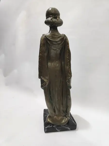 Foto de um(a) Escultura Deusa Themis, Símbolo da Justiça, da categoria de Escultura. Escultura da divindade grega da deusa themis, personifica o símbolo da justiça. Feita em pó de mármore com pátina bronze... Mostrado de uma perspectiva diferente. Vendido no marketplace Trésors.