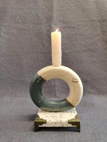 Foto de um(a) Castiçal Ou Vaso em Cerâmica e Granito, Winter Studio, Década de 1990, da categoria de Castiçais. Vaso solitário ou castiçal em cerâmica de alta temperatura com base em granito e cantoneira em latão. Fabricado pela winter... Mostrado de uma perspectiva diferente. Vendido no marketplace Trésors.