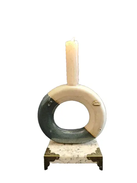 Foto de um(a) Castiçal Ou Vaso em Cerâmica e Granito, Winter Studio, Década de 1990, da categoria de Castiçais. Vaso solitário ou castiçal em cerâmica de alta temperatura com base em granito e cantoneira em latão. Fabricado pela winter... Vendido no marketplace Trésors.