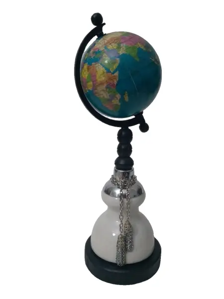 Foto de um(a) Globo Terrestre Porcelana, da categoria de Globos. Globo terrestre com base em madeira e porcelana, pendente em metal. A: 32 cm D base: 11,5 cm D globo: 9 cm peso: 845g. Vendido no marketplace Trésors.