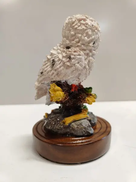 Foto de um(a) Coruja em Resina e Imbuia, Década de 1990, da categoria de Modelos e estatuetas. Coruja de resina policromada e base de imbuia, década de 1990. A: 14 cm Diâmetro da base: 9 cm Peso: 208 g. Mostrado de uma perspectiva diferente. Vendido no marketplace Trésors.