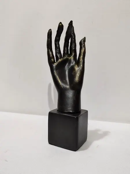 Foto de um(a) Escultura Mão em Resina, Ano 2020, da categoria de Escultura. Escultura de mão em resina com pátina bronze oxidado, base em cubo de madeira ebanizada. Peça única pelo designer marcelus... Mostrado de uma perspectiva diferente. Vendido no marketplace Trésors.