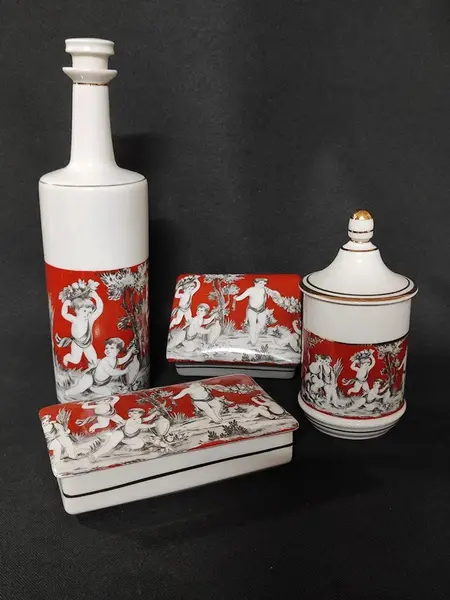 Foto de um(a) Objetos de Toucador em Porcelana Porbras, Década de 1960, da categoria de Outros colecionáveis. Objetos de toucador composto por porta jóias, saboneteira, porta algodão e um frasco de água de colônia. Em porcelana branca... Mostrado de uma perspectiva diferente. Vendido no marketplace Trésors.