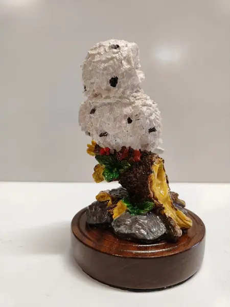 Foto de um(a) Coruja em Resina e Imbuia, Década de 1990, da categoria de Modelos e estatuetas. Coruja de resina policromada e base de imbuia, década de 1990. A: 14 cm Diâmetro da base: 9 cm Peso: 208 g. Mostrado de uma perspectiva diferente. Vendido no marketplace Trésors.