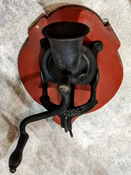 Foto de um(a) Máquina de Moer Milho Mimoso Anos 40, da categoria de Outros colecionáveis. Máquina de moer milho em ferro na cor original com base em madeira da marca mimoso, dos anos 1940. A: 33 cm / L: 16 cm / P:... Mostrado de uma perspectiva diferente. Vendido no marketplace Trésors.