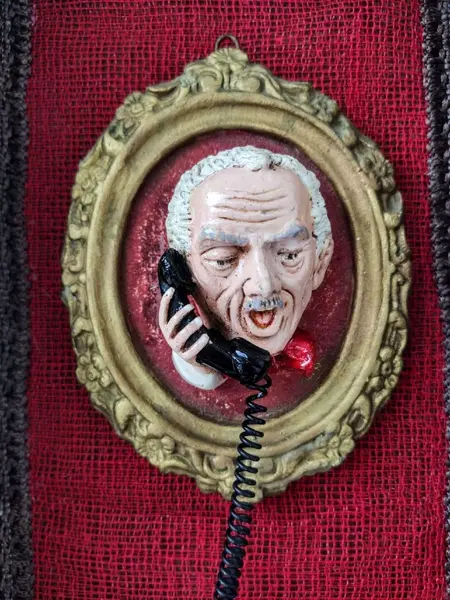 Foto de um(a) Casal de Avós Anos 60, da categoria de Outros objetos decorativos. O casal de avós ao telefone em gesso policromada era muito comum nos anos 1960. Hoje preservados em uma caixa de madeira com... Mostrado de uma perspectiva diferente. Vendido no marketplace Trésors.